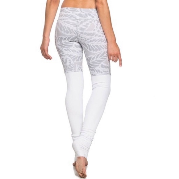 New With Tags Alo Goddess Leggings, Palm Springs Neutral / White Small - Picture 1 of 7